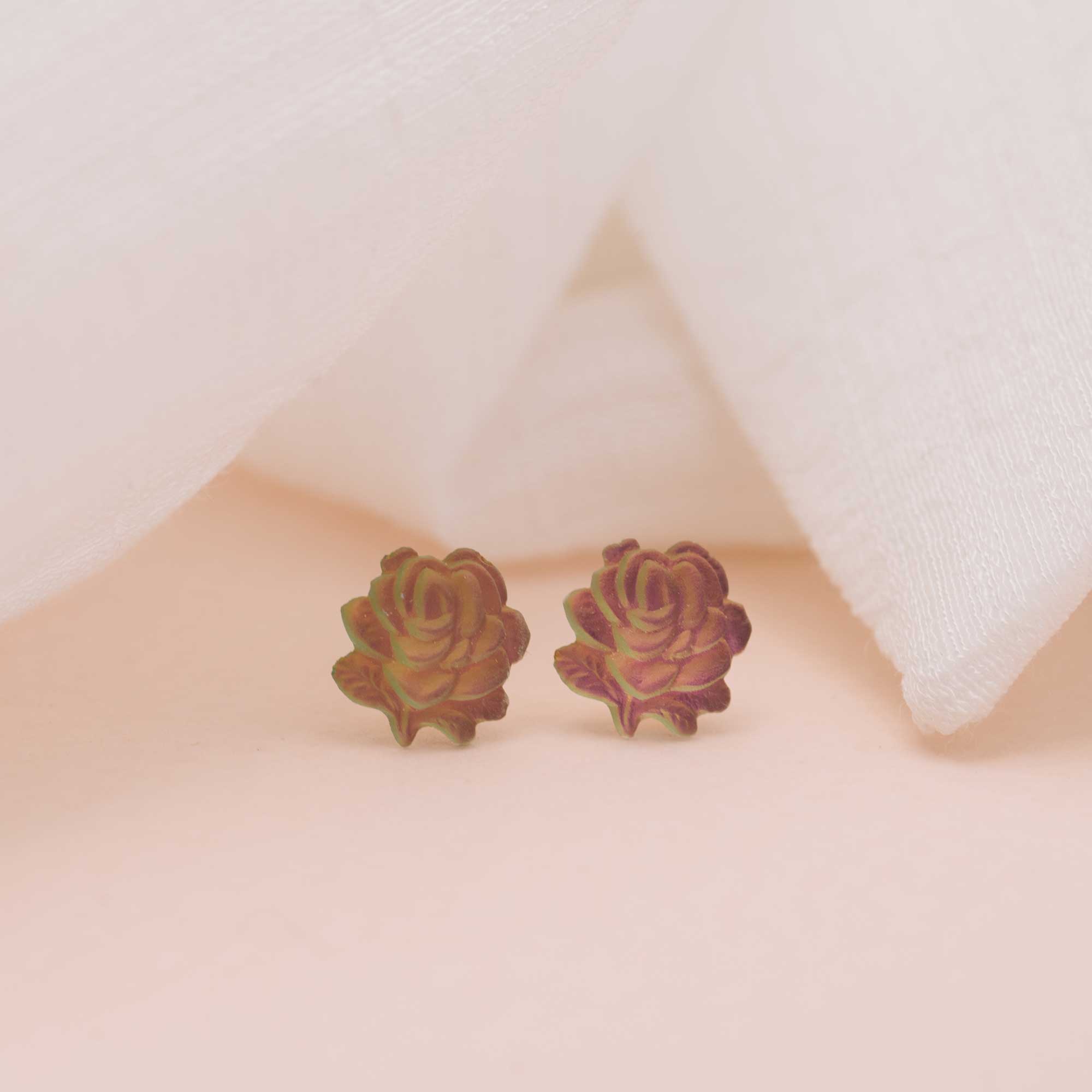 small earrings roses fleurs boucles sur tiges sandrine devost montreal designer québécoise 