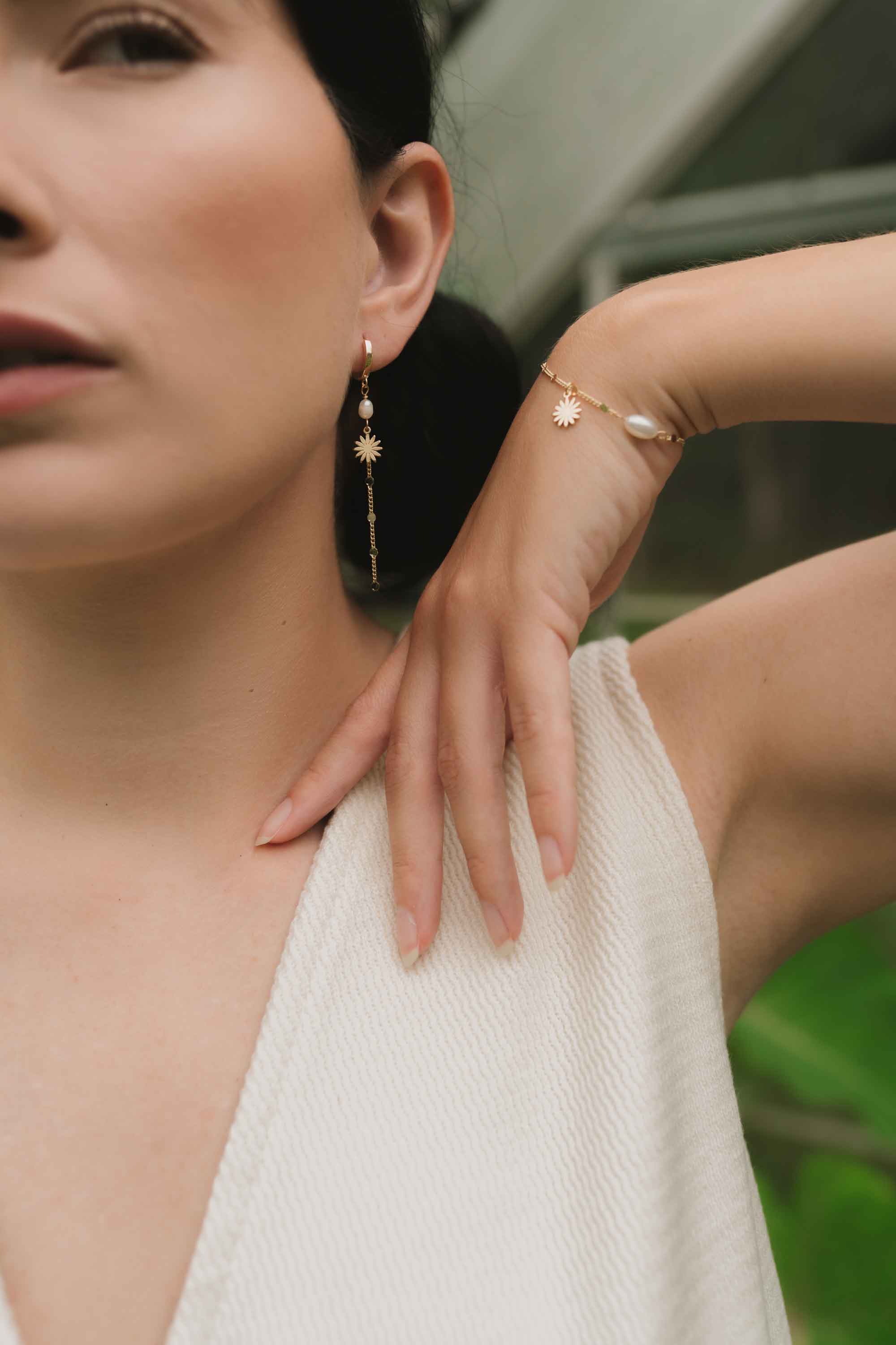boucles d'oreilles et bracelet fleur dorée et perles d'eau douce Sandrine Devost