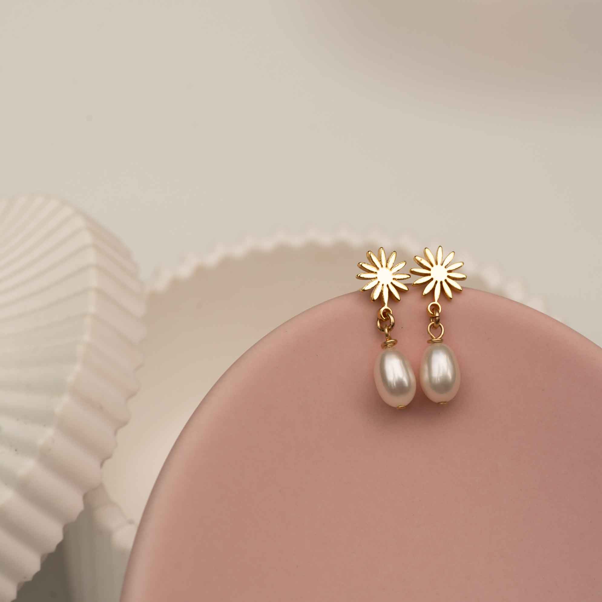 Stem earrings sandrine devost  freshwater pearl
