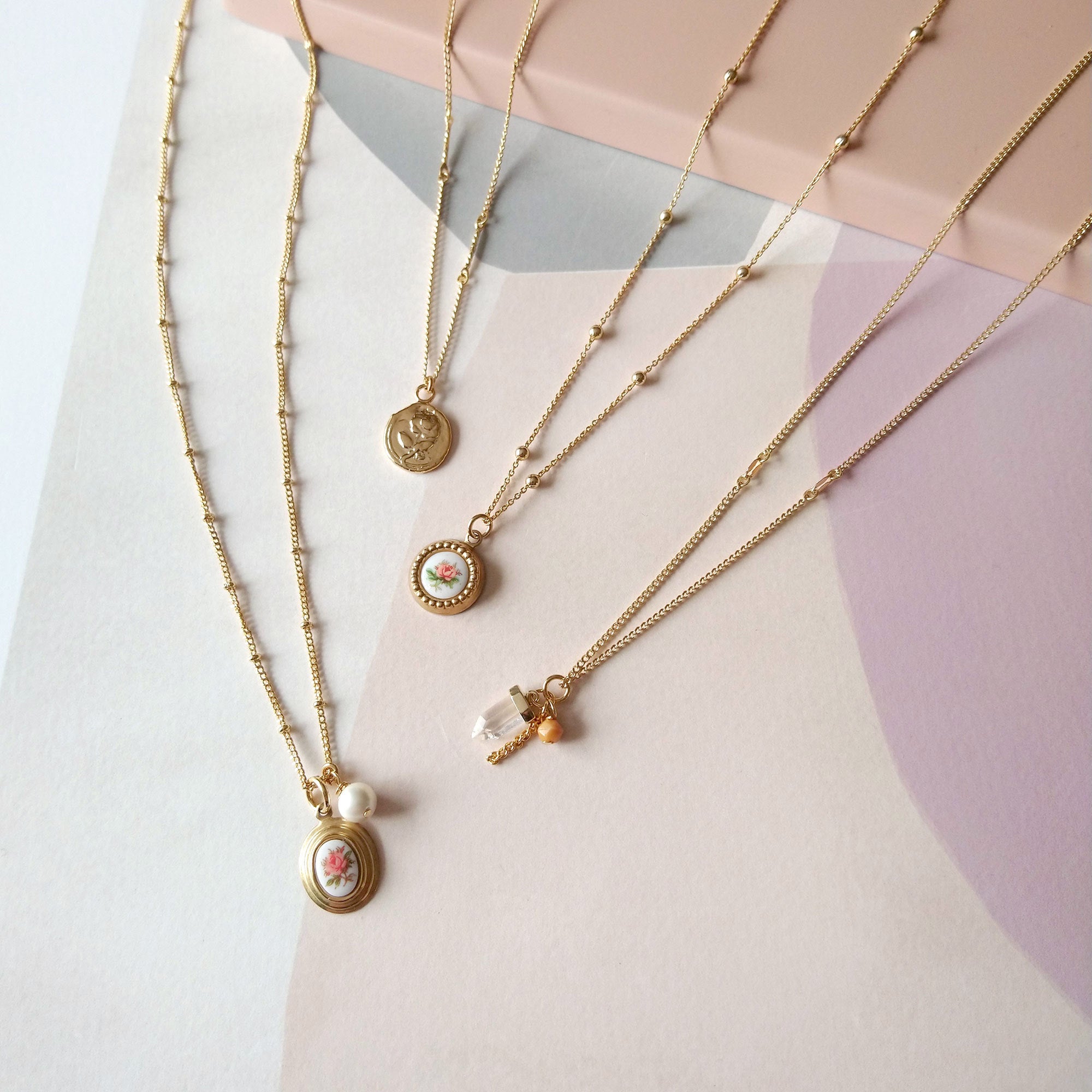 Vintage inspired necklaces layering pendentifs breloque vintage