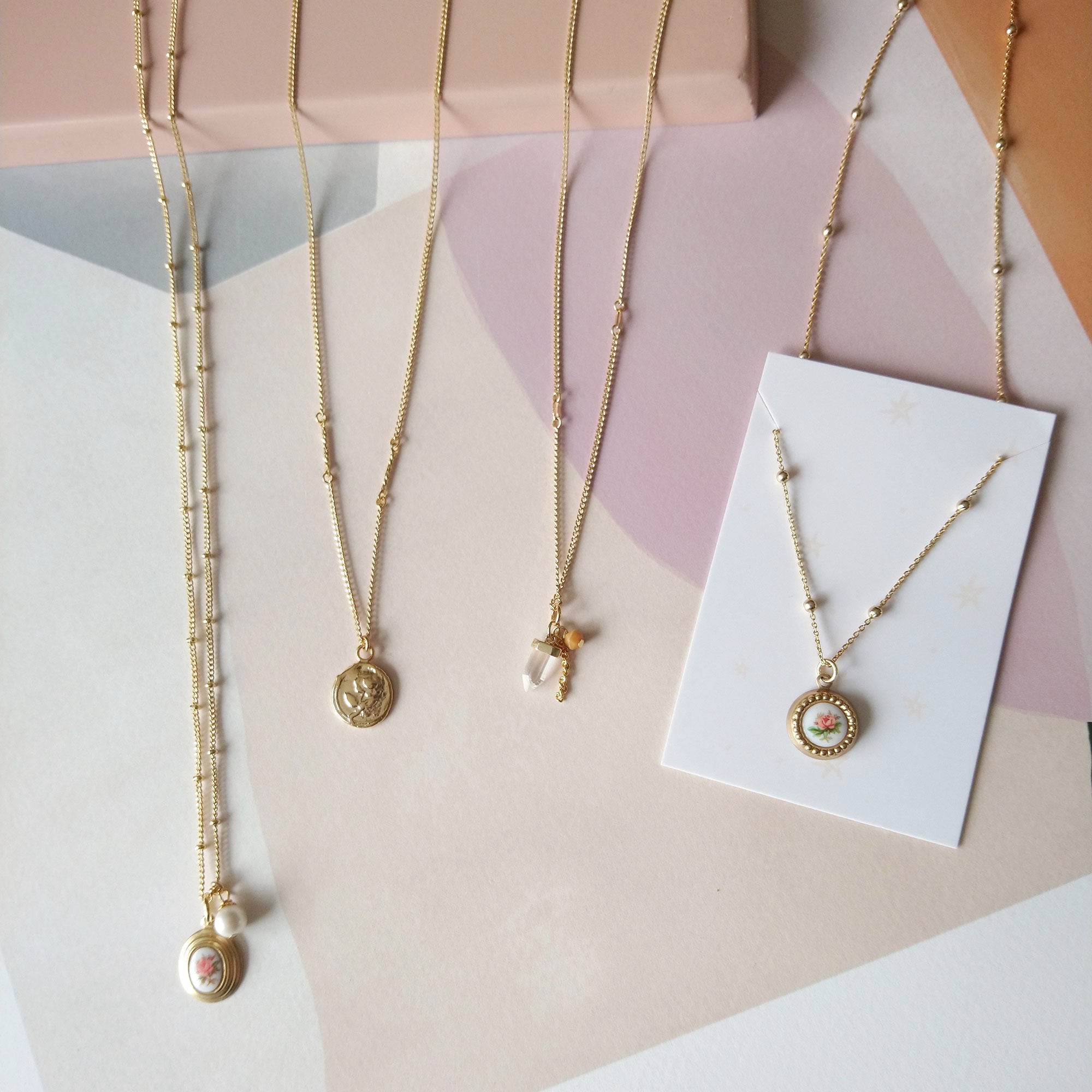 Colliers chaînes or médaillon pendentif vintage sandrine devost