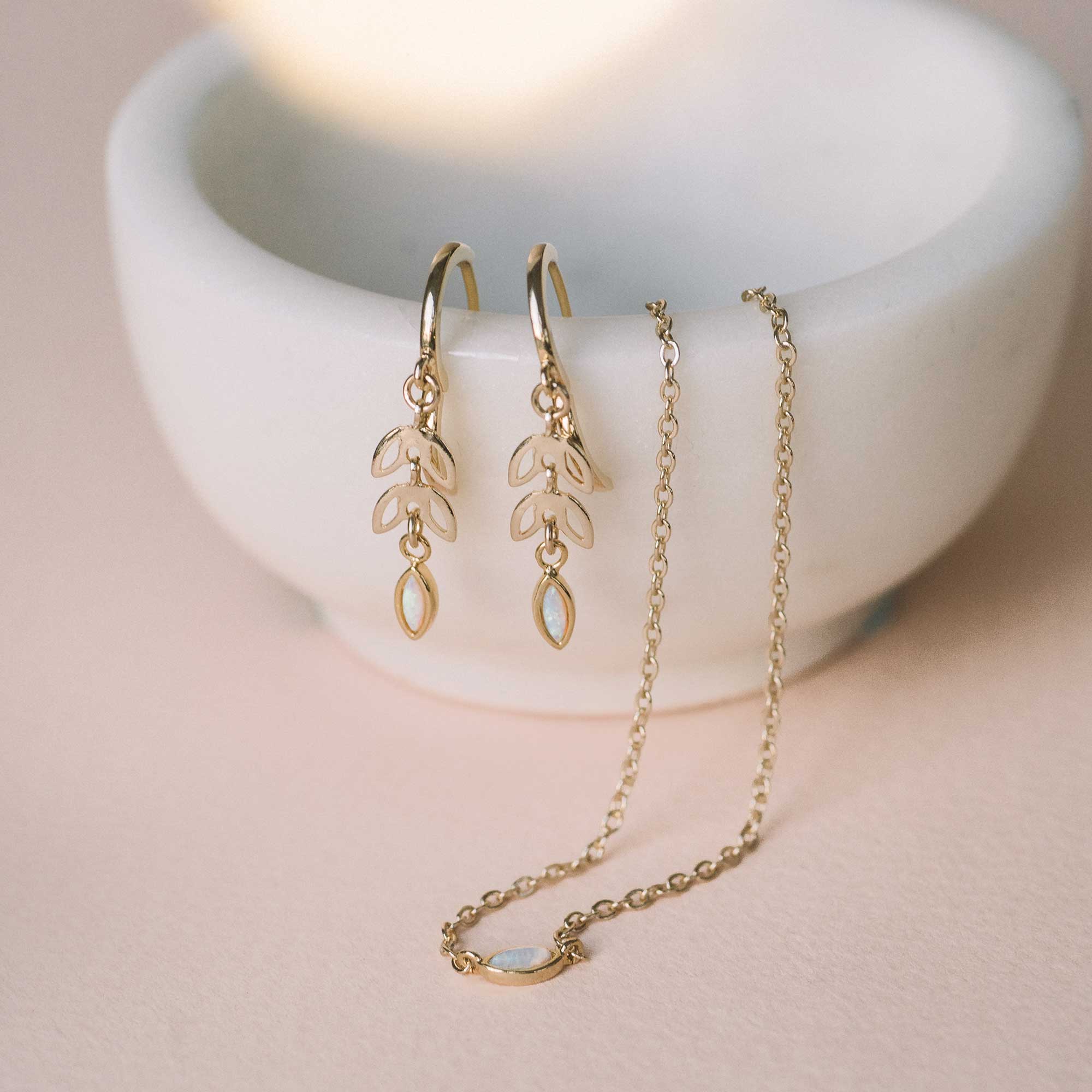 collier délicate et boucles anneaux or et opales de verre Bijoux Sandrine Devost