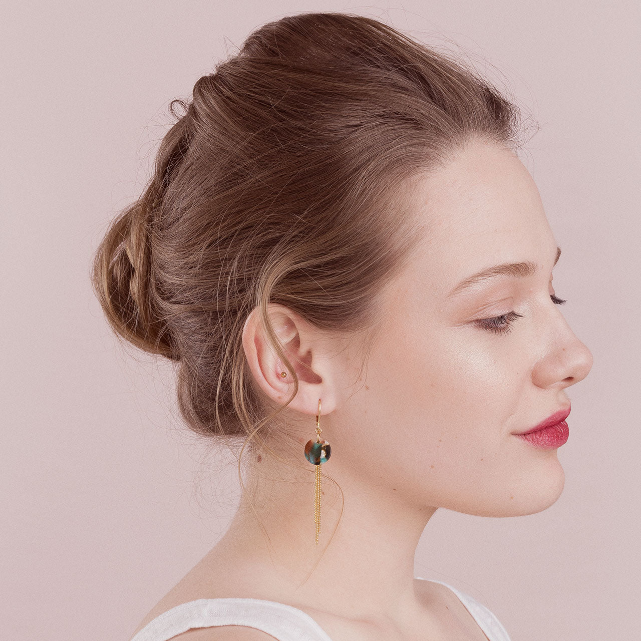 boucles d'oreilles acétate avec chaines sur modèle