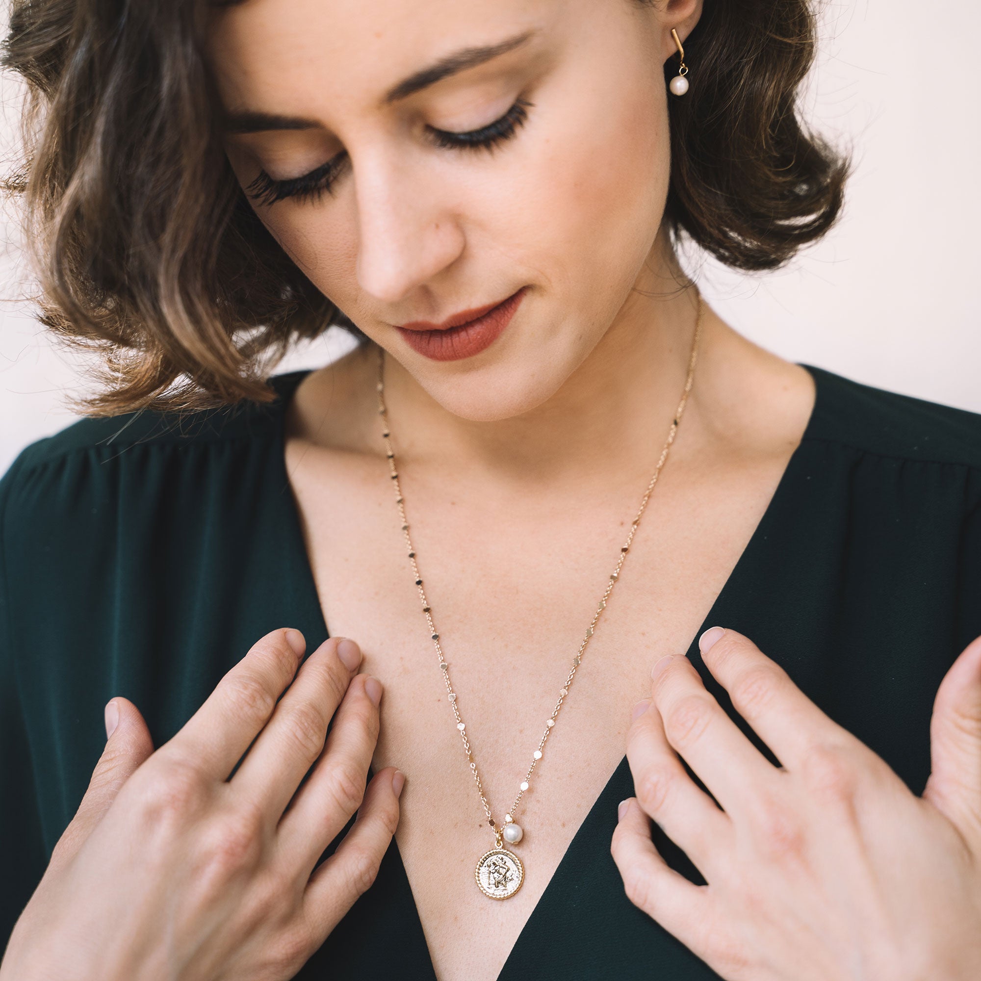 collier chaîne pendentif médaillon doré avec perle 