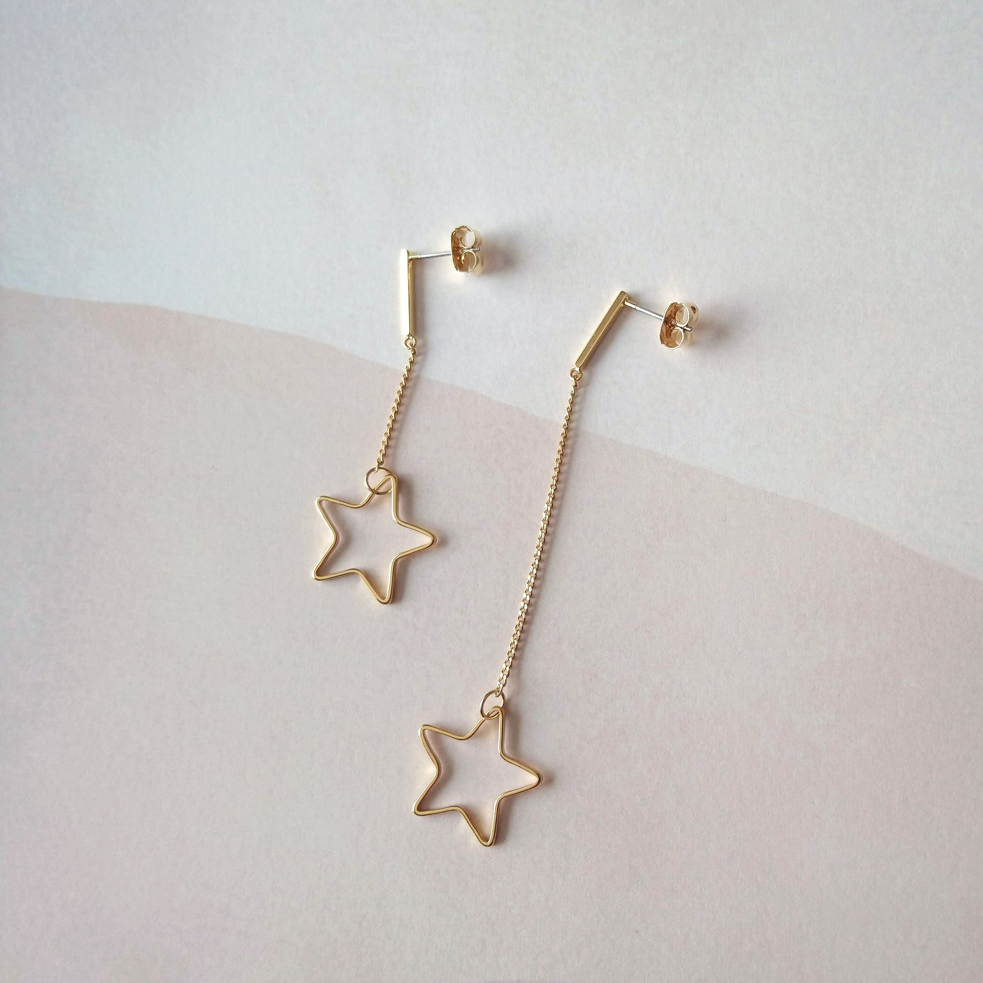 boucles d'oreilles étoiles dorées dépareillées