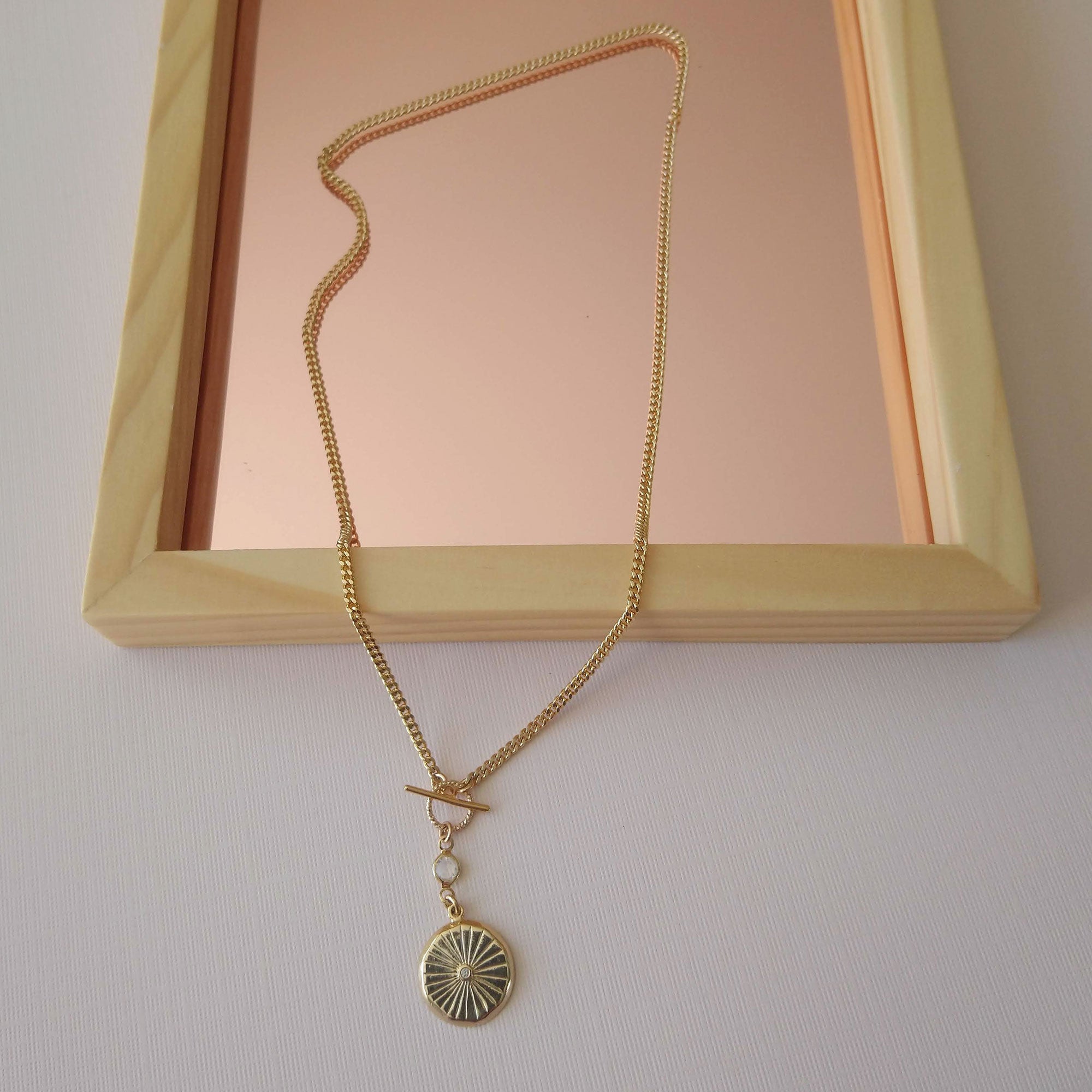 collier à traverse médaillon doré