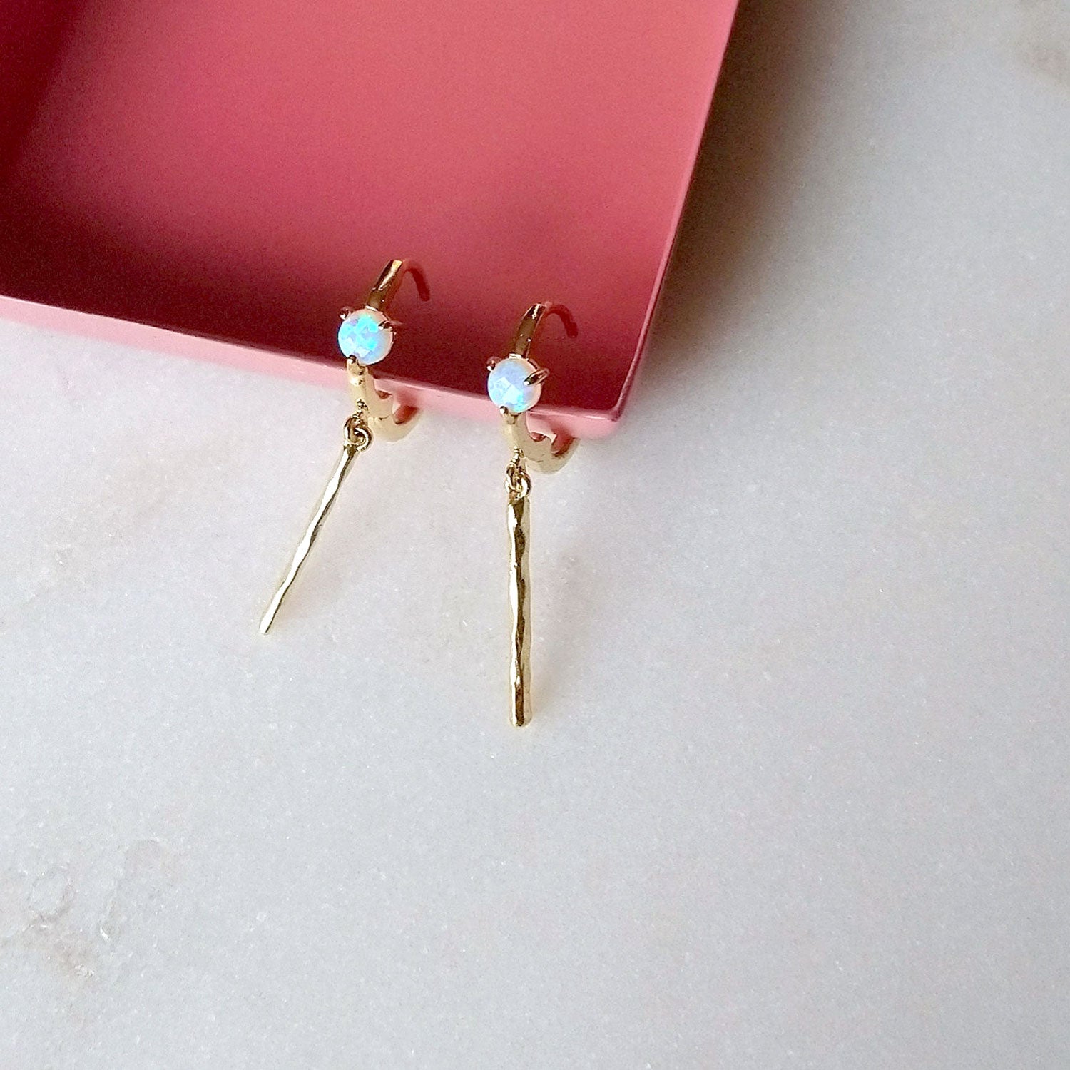 petites boucles d'oreilles délicates or opale lien doré martelé