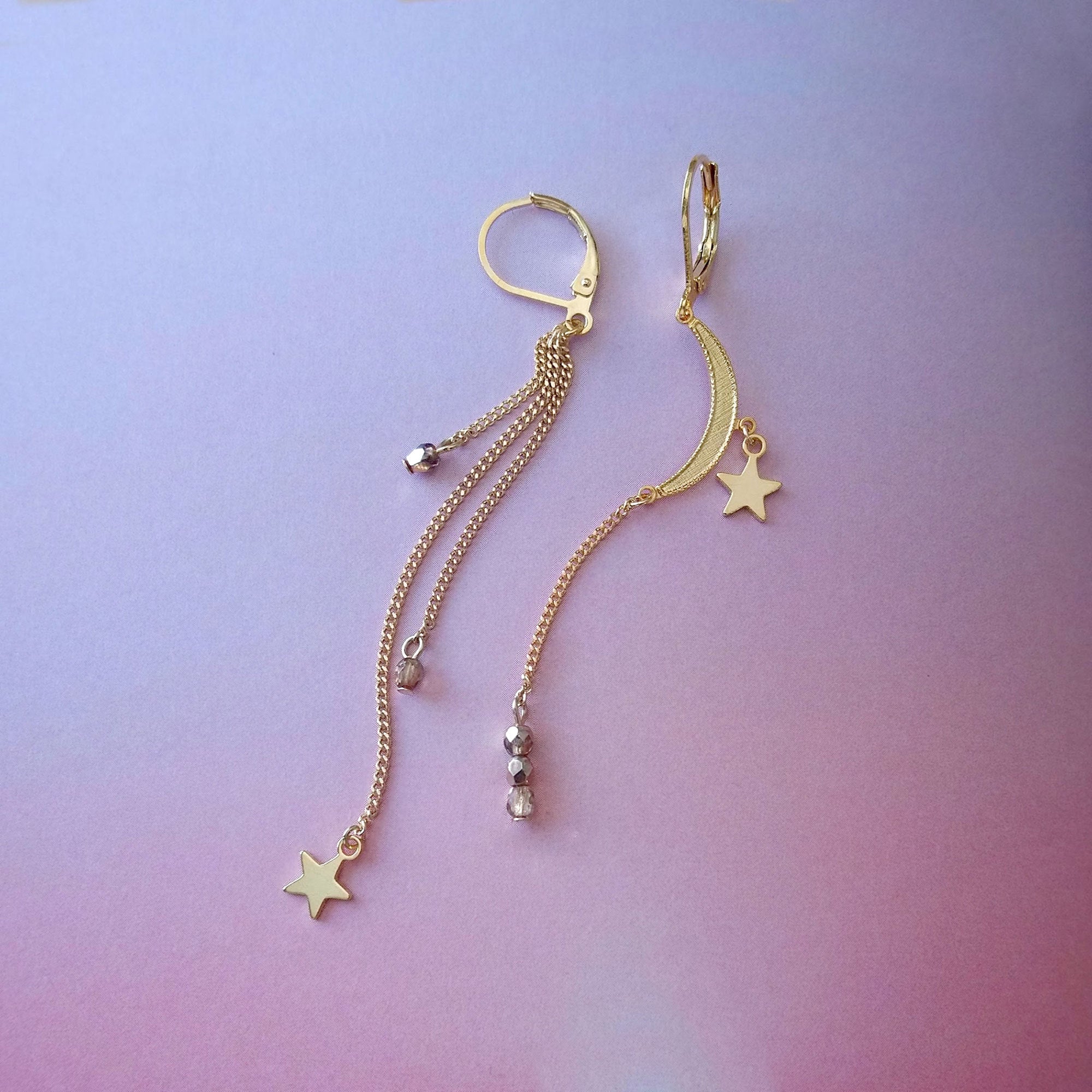 boucles d'oreilles asymétriques dorées étoiles et lune