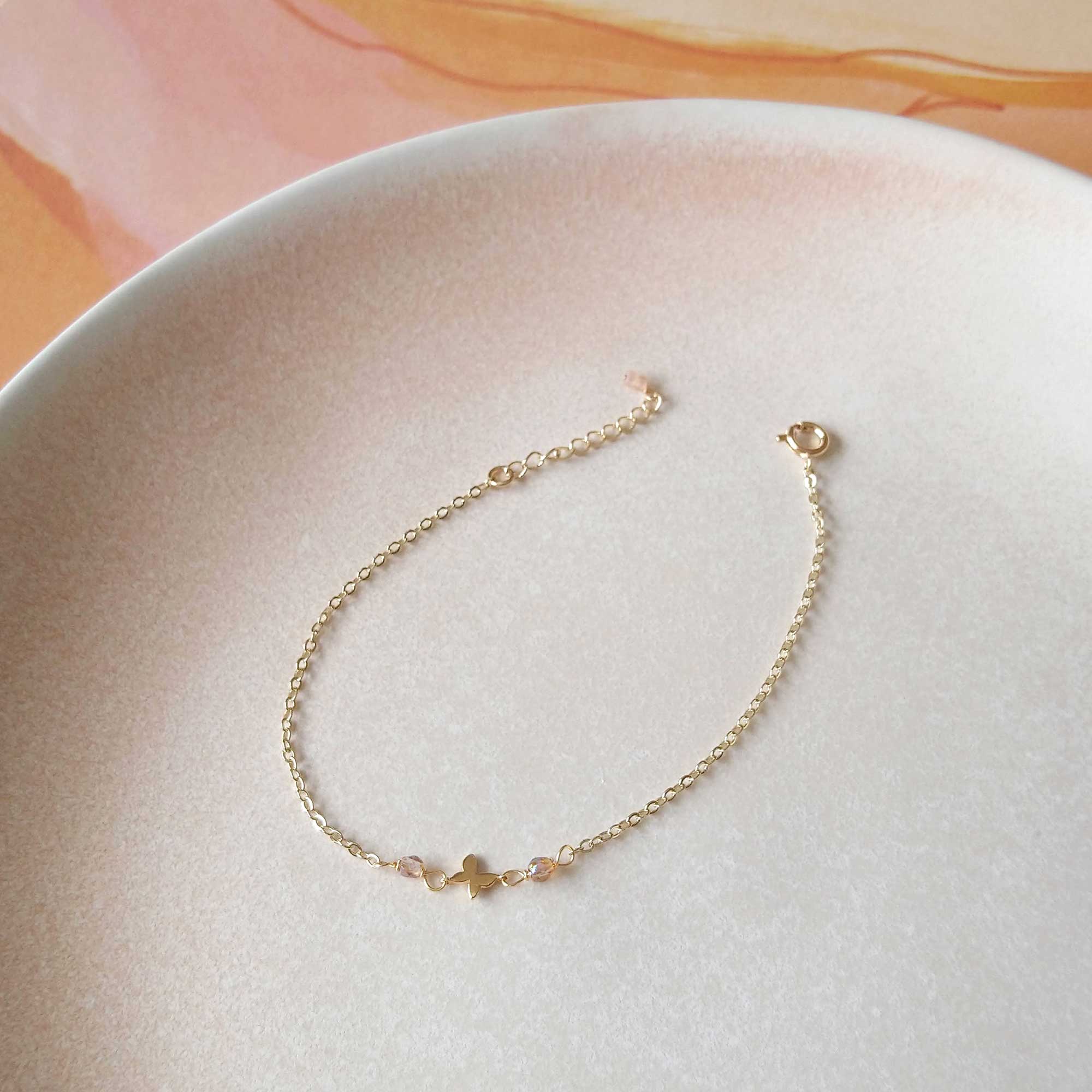 bracelet papillon et perles de verre chaîne or rempli 14k sandrine devost jewelry