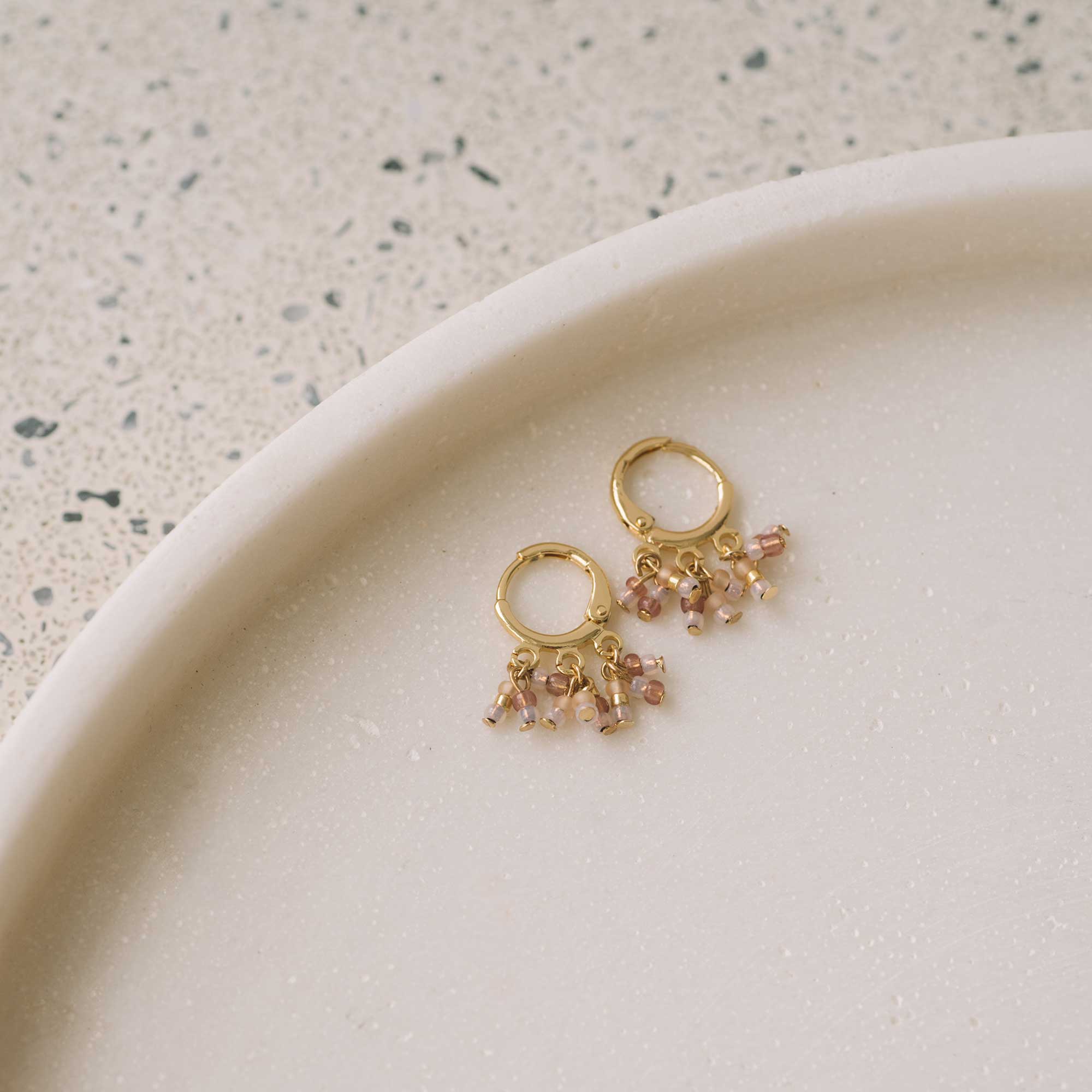 petits anneaux délicats dorés avec perles de verre sandrine devost